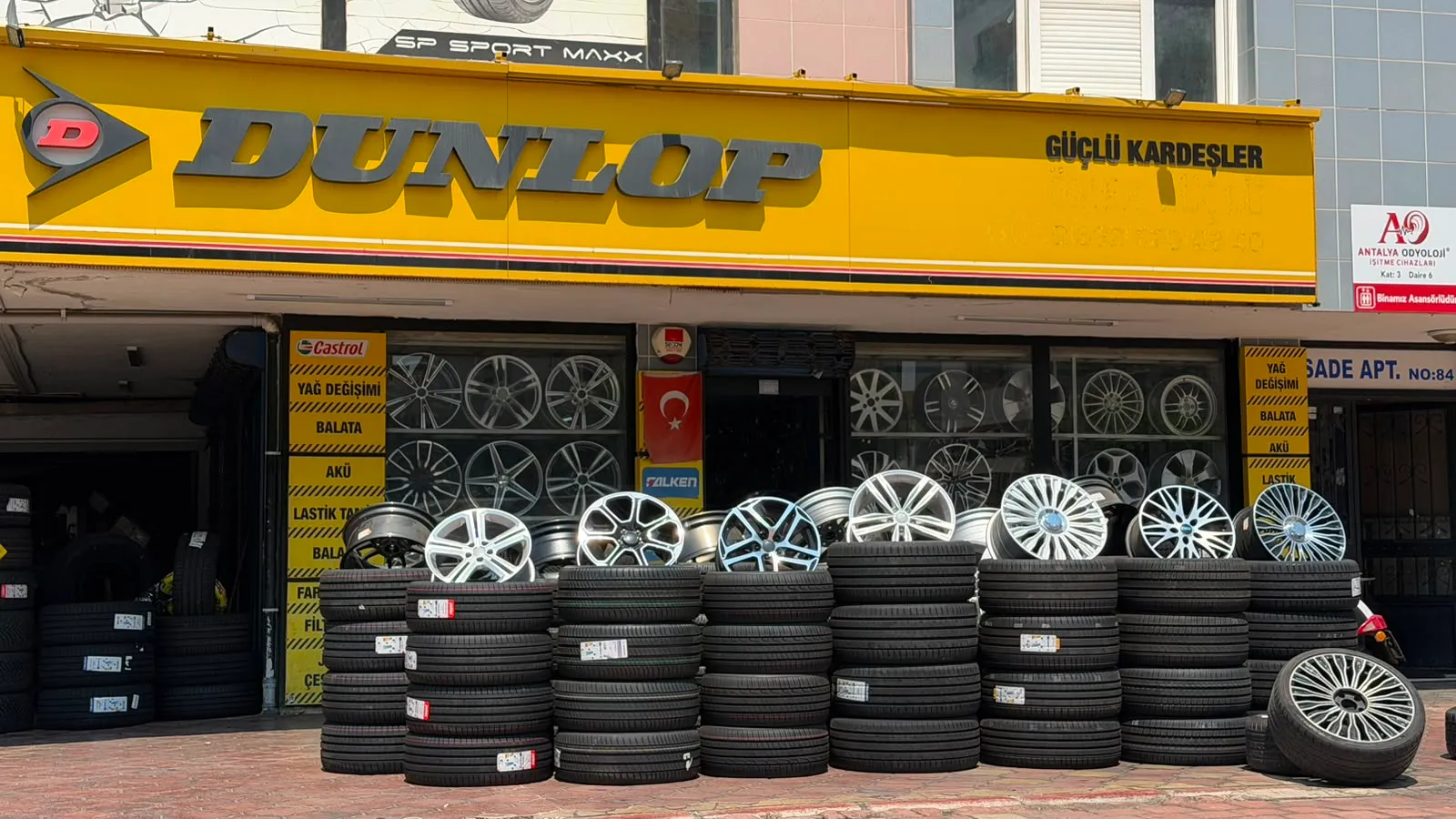 Güçlü Kardeşler Konyaaltı lastik mağazası önünde lastik ve jant stoğu