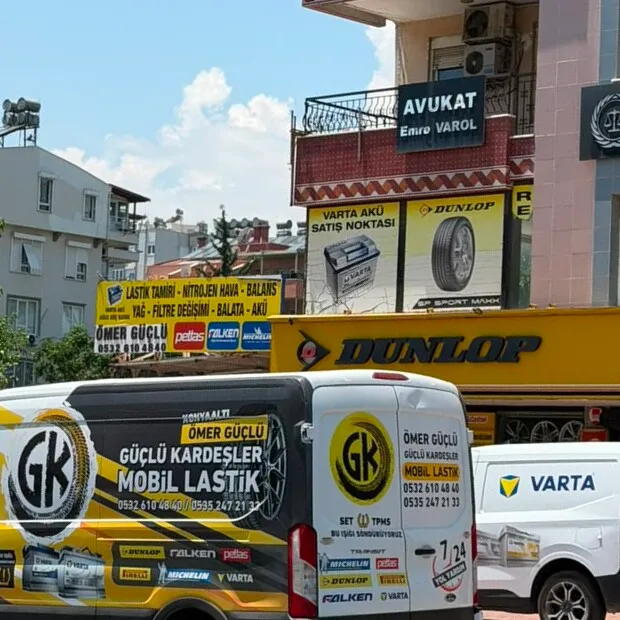 Güçlü Kardeşler mobil servis araçları dükkan önünde