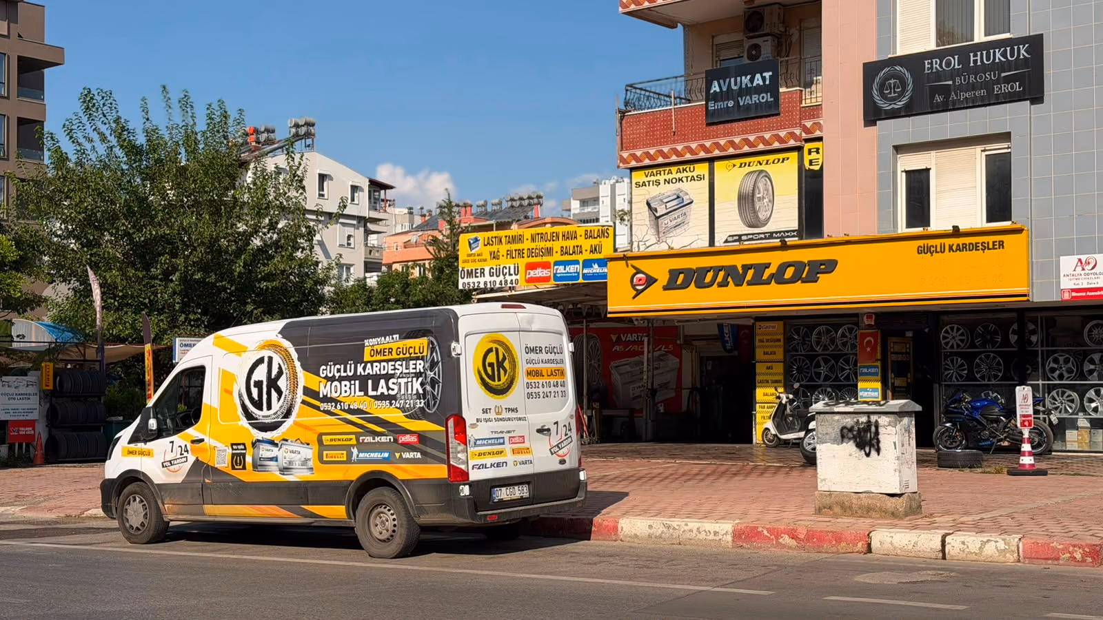 Güçlü Kardeşler mobil lastik servis aracı Konyaaltı'ndaki Dunlop bayimizin önünde